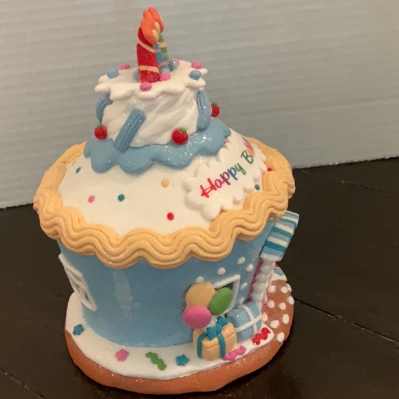 Valerie Parr Hill Illuminated Birthday Celebration Cupcake House - Picture 4 of 5